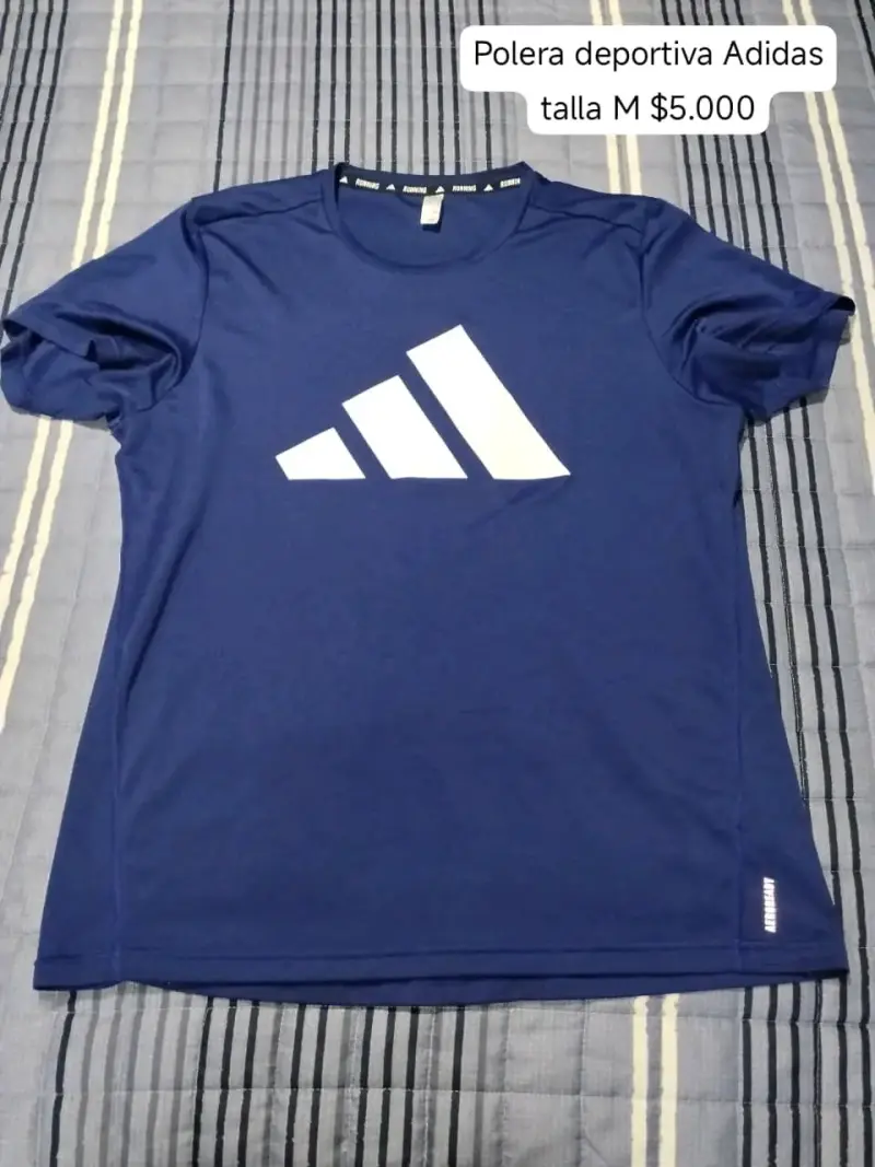 Polera deportiva Adidas azul talla M