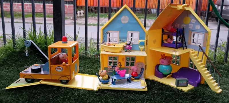 Casa de juguete Peppa Pig con figuras y camión
