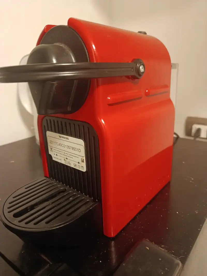 Cafetera Nespresso Inissia Roja Compacta - 1