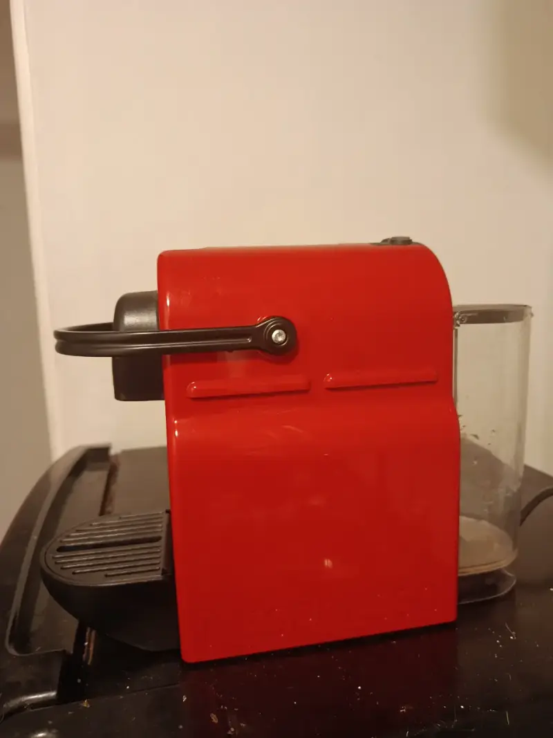Cafetera Nespresso Inissia Roja Compacta - 3