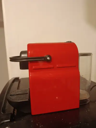 Cafetera Nespresso Inissia Roja Compacta - miniatura 3