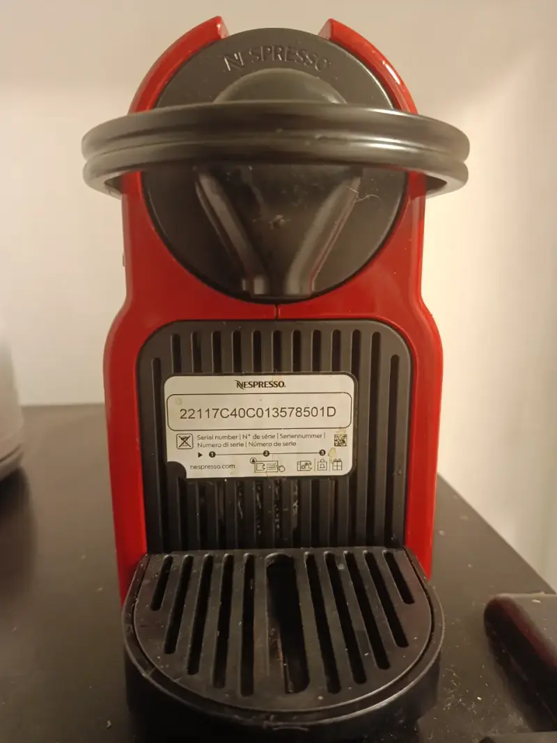 Cafetera Nespresso Inissia Roja Compacta - 4