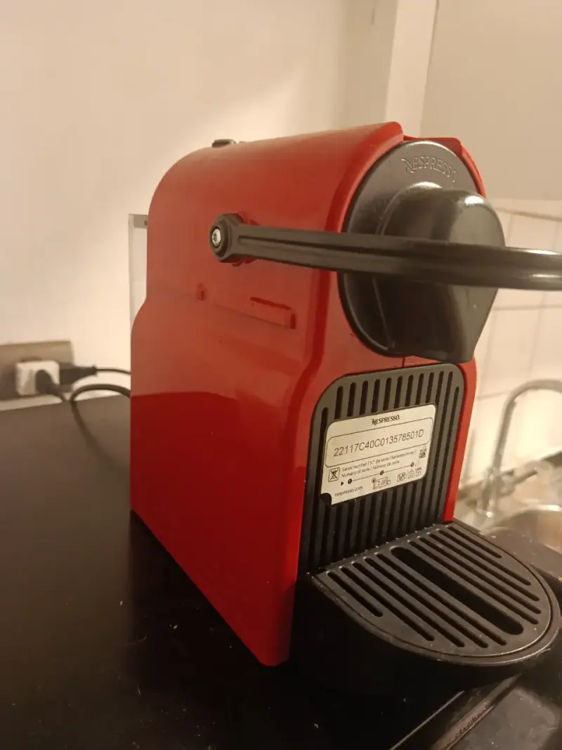 Cafetera Nespresso Inissia Roja Compacta - 5