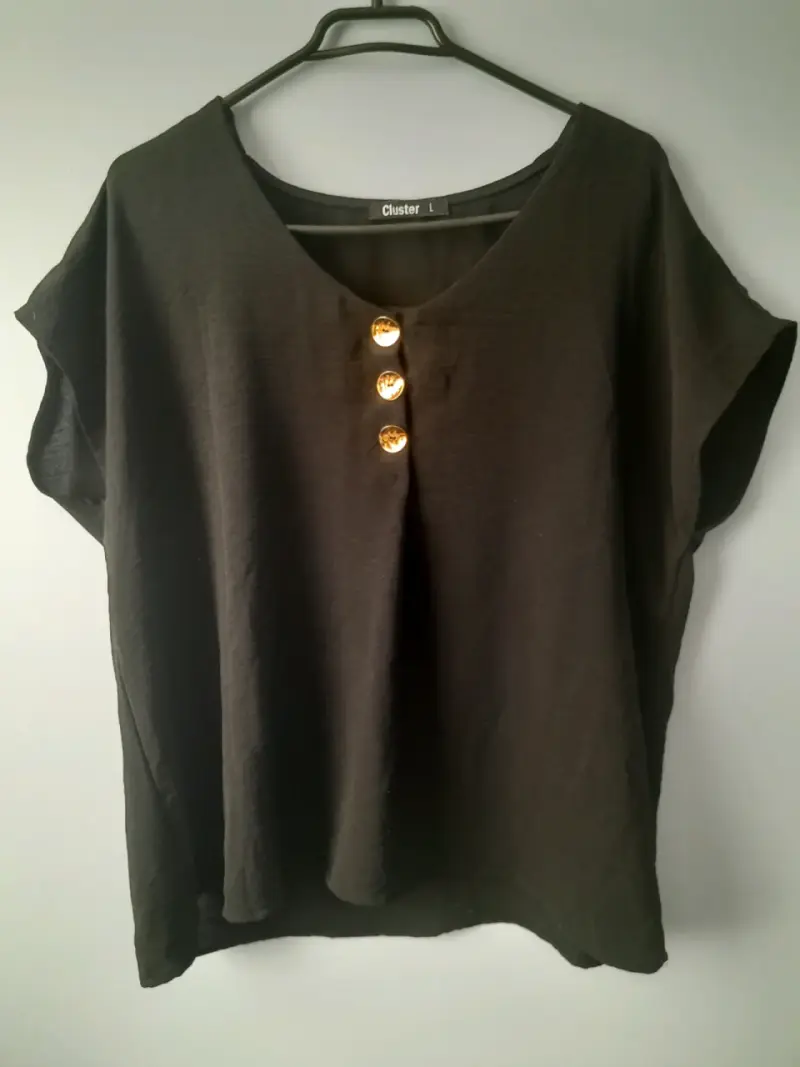 Blusa negra con botones decorativos Cluster