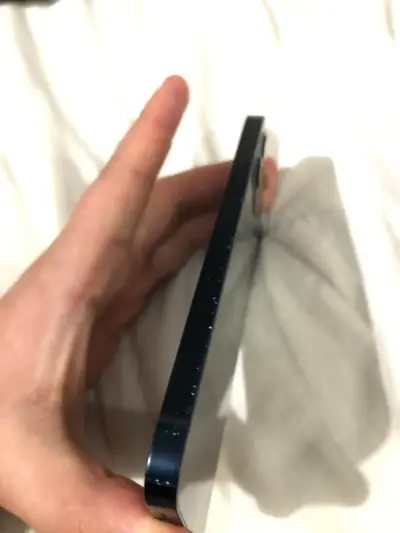 iPhone 12 en buen estado color azul - miniatura 3
