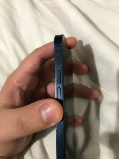 iPhone 12 en buen estado color azul - miniatura 4