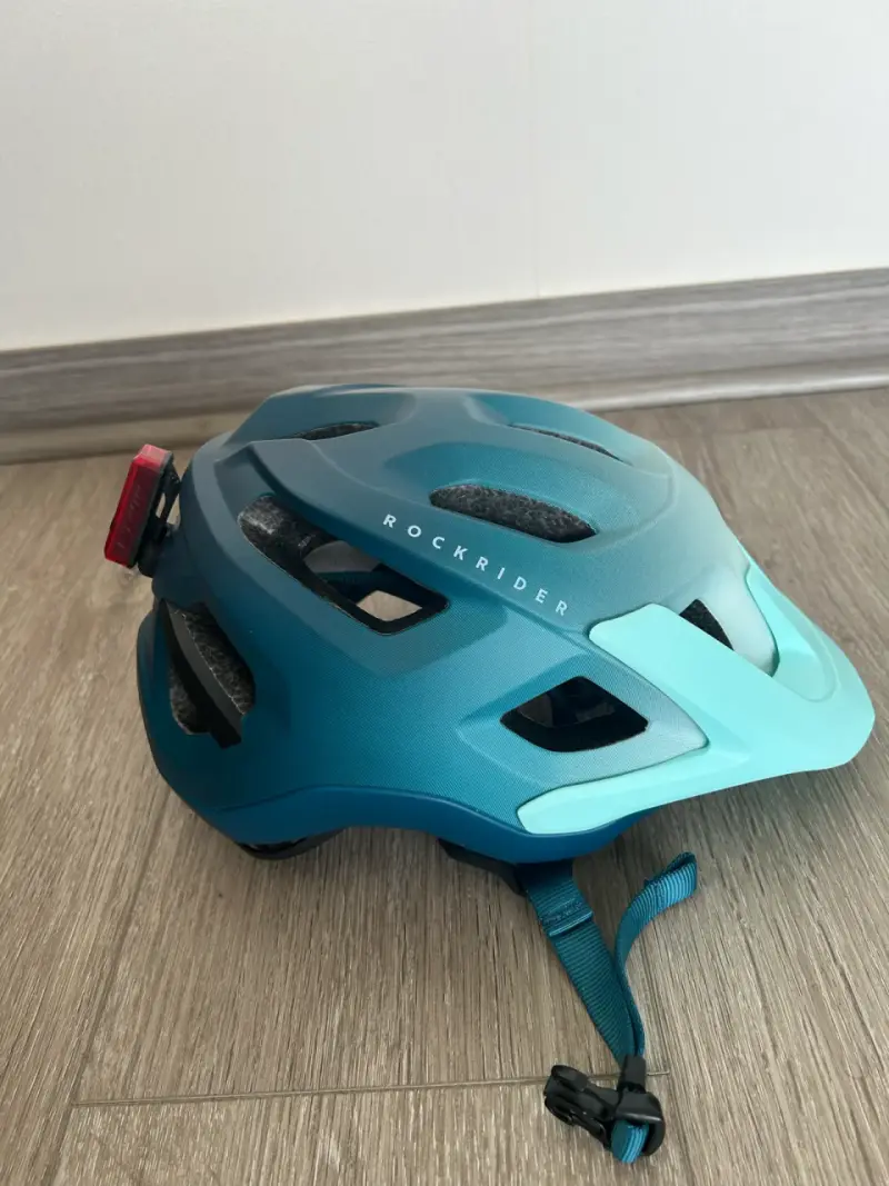 Casco de bicicleta Rockrider azul con luz trasera