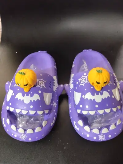 Pantuflas Moradas de Halloween con Calabazas - miniatura 1