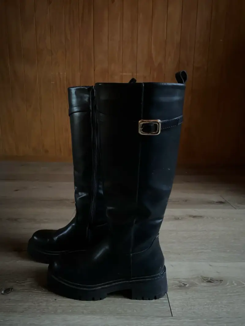 Botas negras de cuero con hebilla - 1
