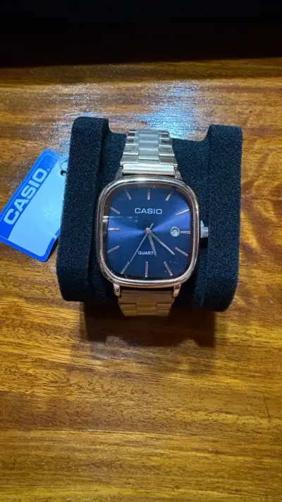 Reloj Casio de pulsera dorado con esfera azul - miniatura 1