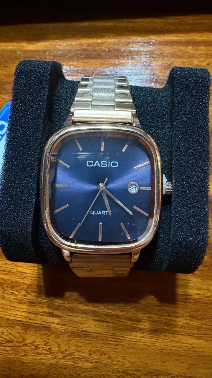 Reloj Casio de pulsera dorado con esfera azul - 2