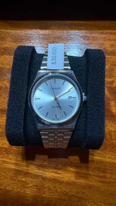 Reloj Casio de acero inoxidable resistente al agua - miniatura 1