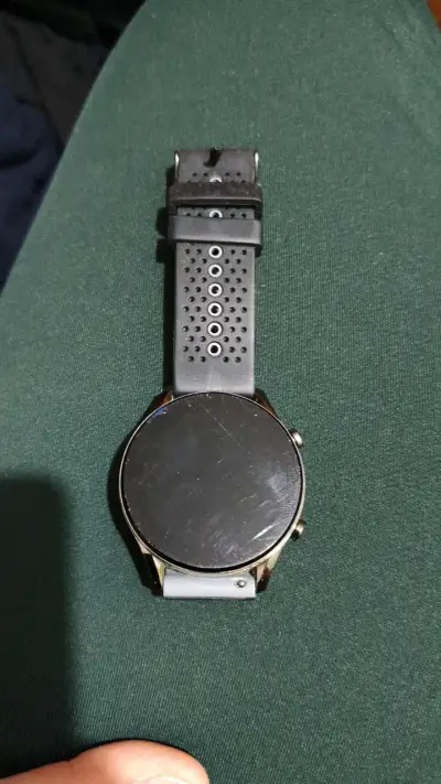 Reloj inteligente deportivo con correa negra - miniatura 5
