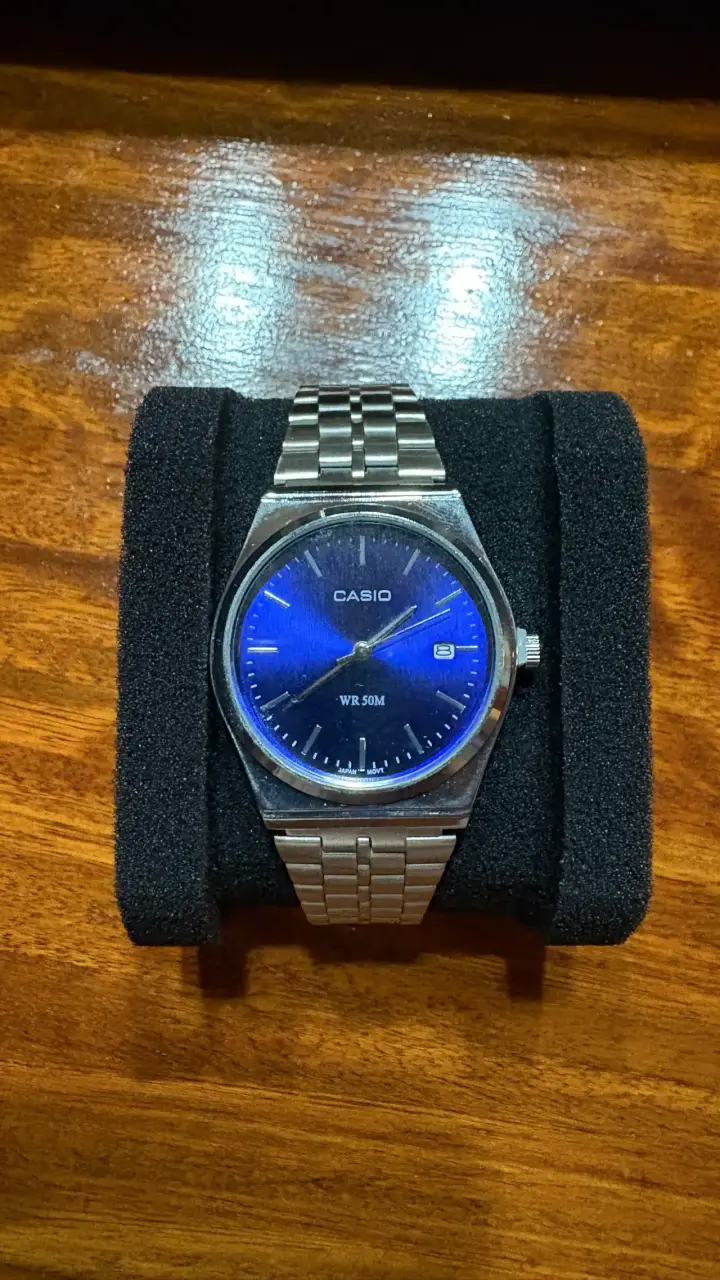Reloj Casio azul con correa de acero inoxidable - 1