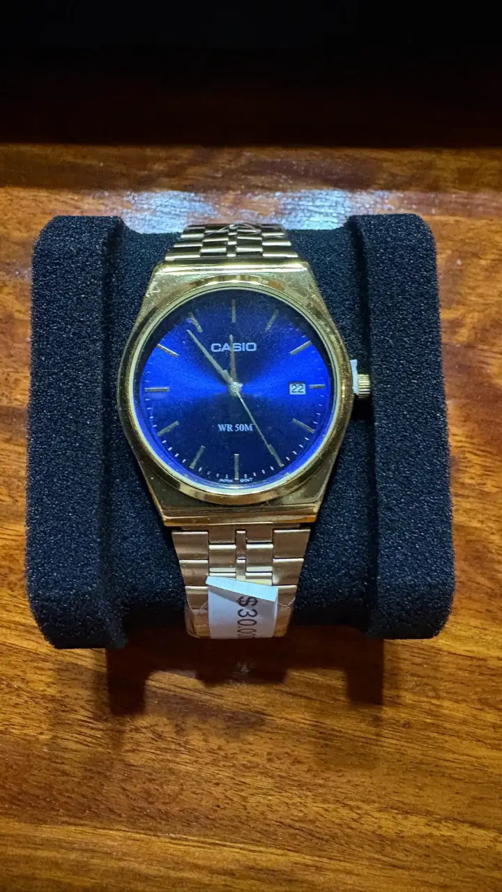 Reloj Casio dorado con esfera azul - 1