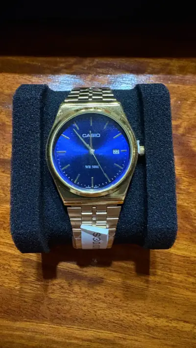 Reloj Casio dorado con esfera azul - miniatura 1