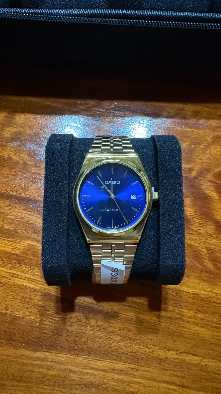 Reloj Casio dorado con esfera azul - 2