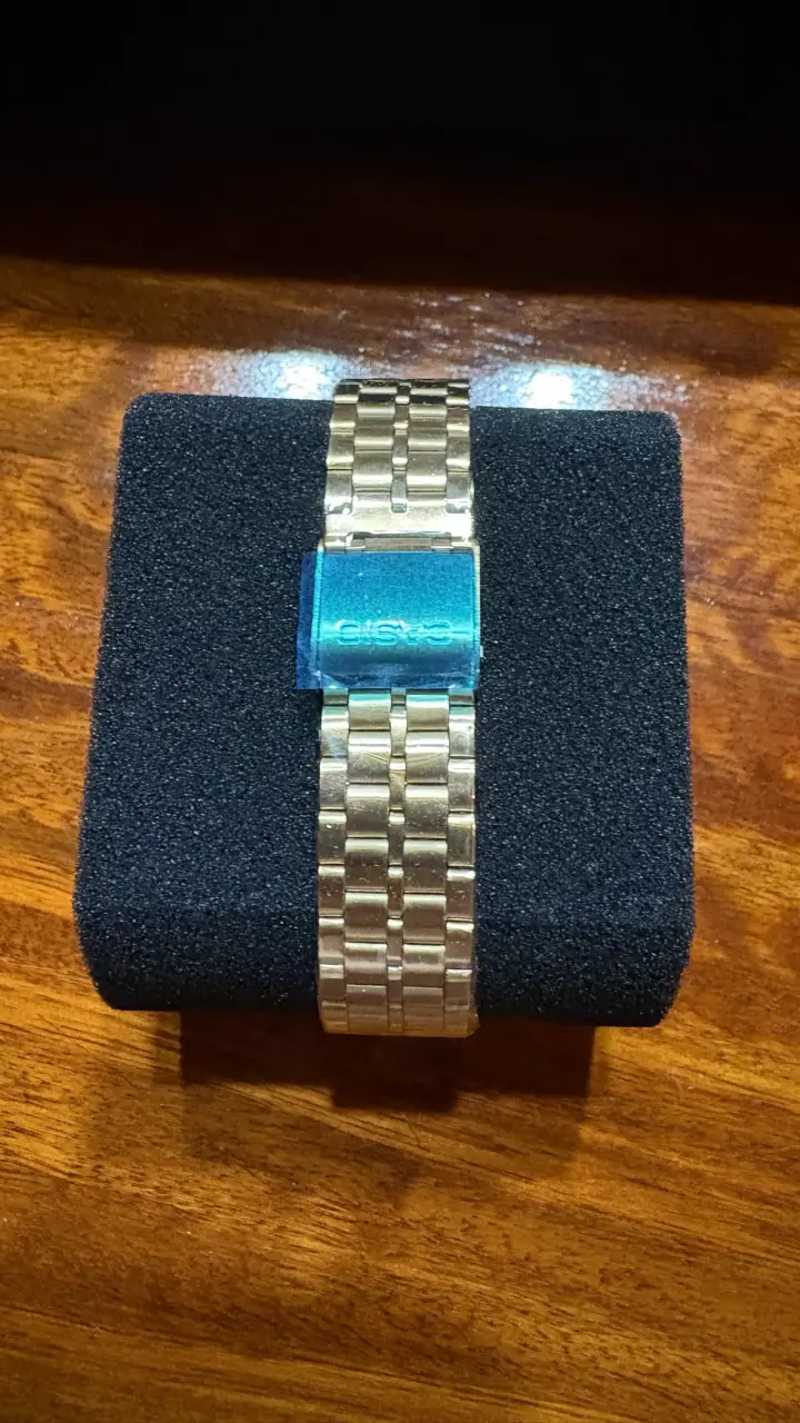 Reloj Casio dorado con esfera azul - 3