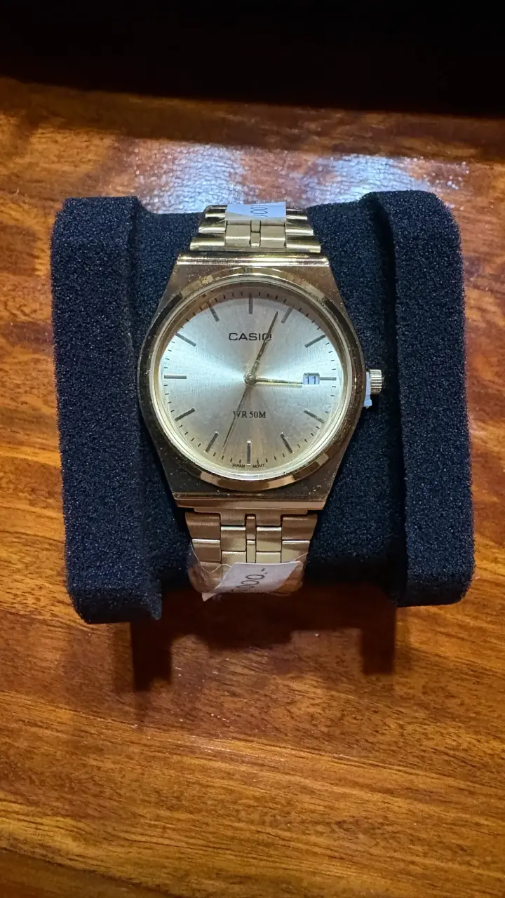 Reloj Casio dorado resistente al agua - 1