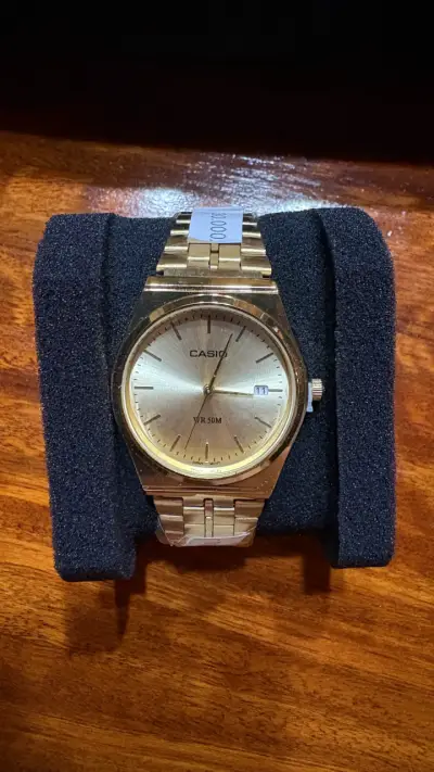 Reloj Casio dorado resistente al agua - miniatura 2