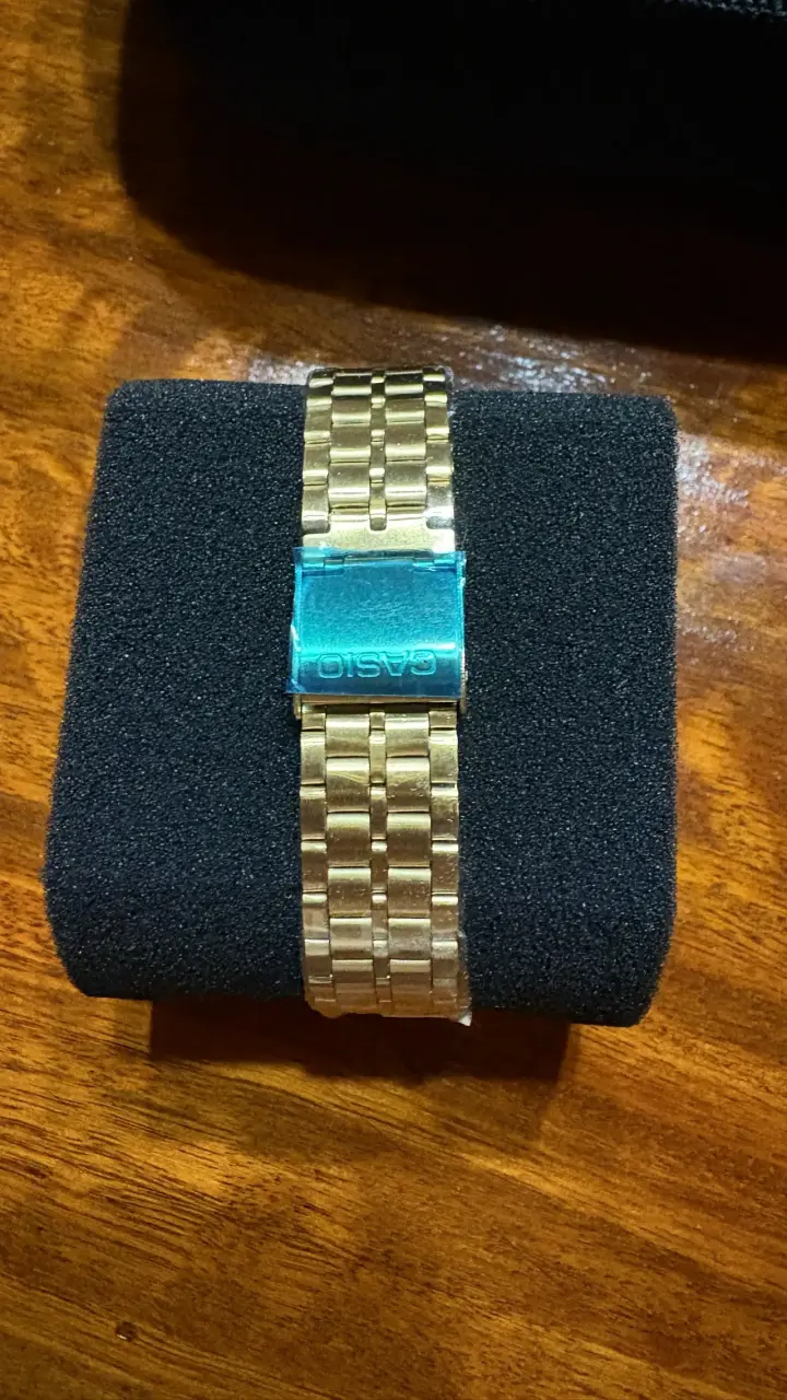 Reloj Casio dorado resistente al agua - 3