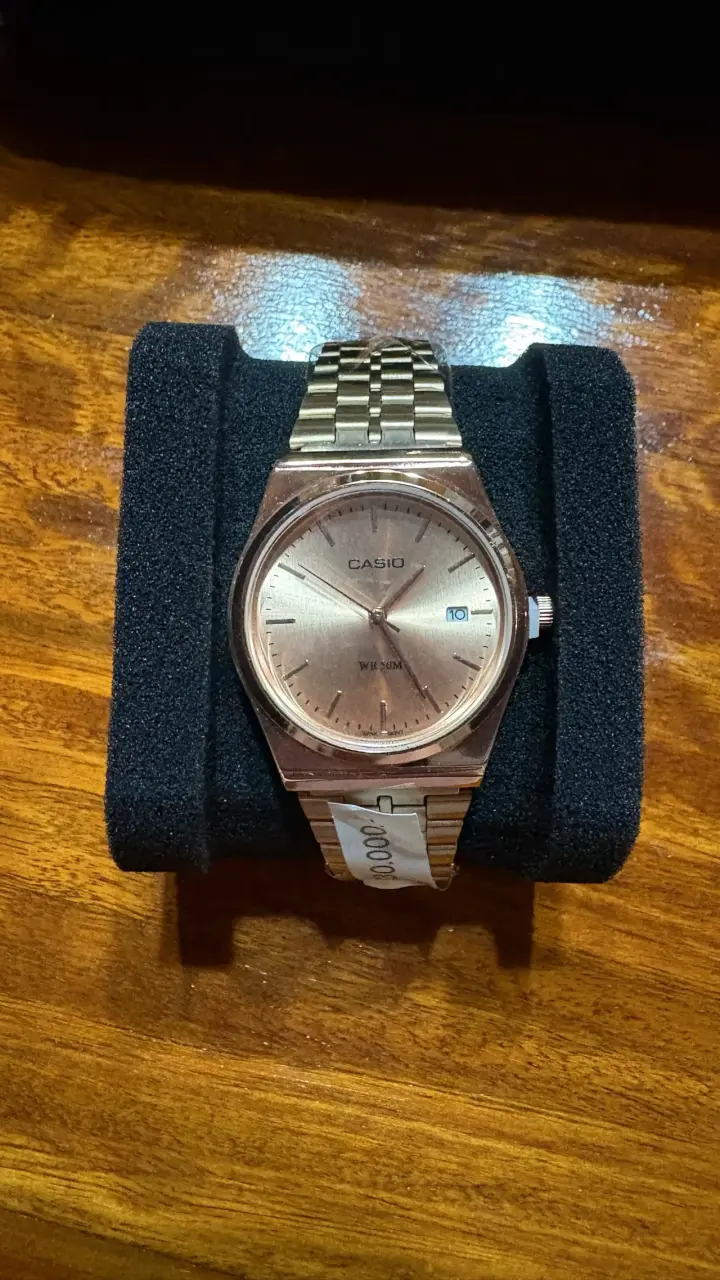 Reloj Casio dorado con pulsera metálica - 1
