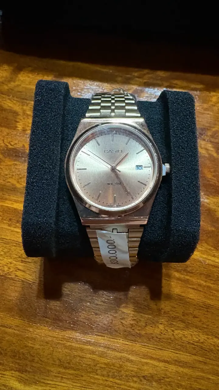 Reloj Casio dorado con pulsera metálica - 2