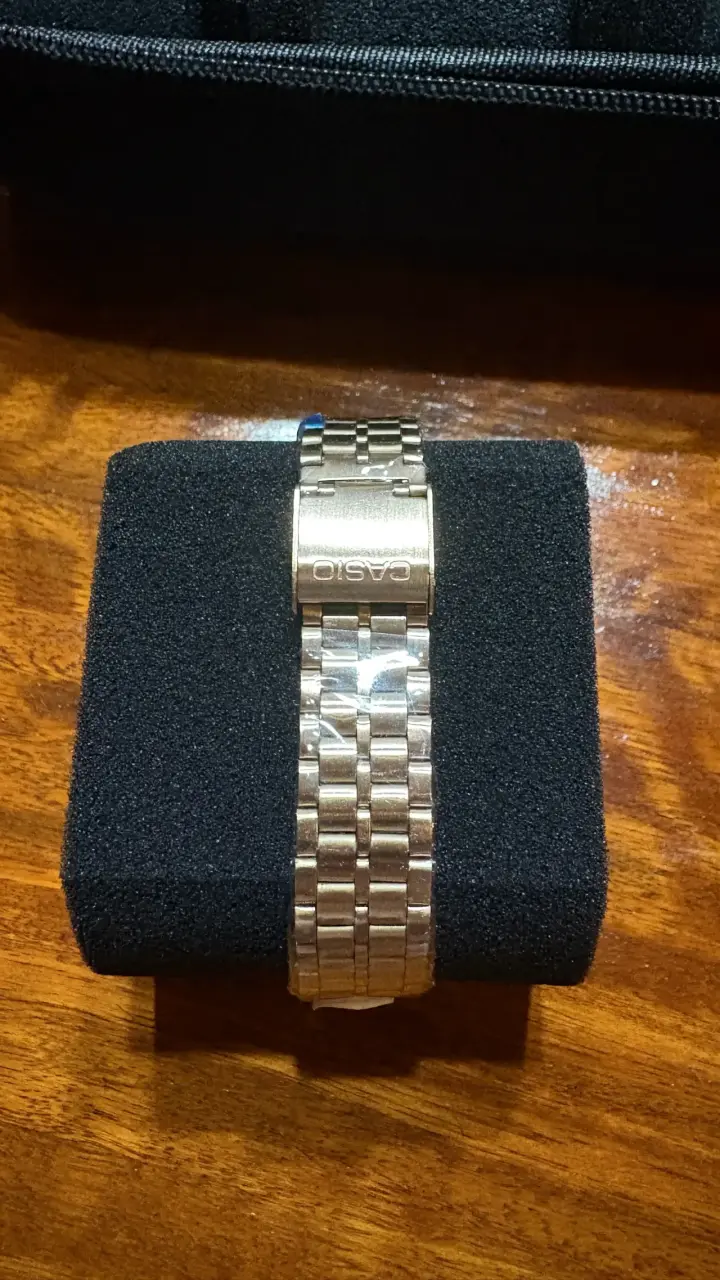 Reloj Casio dorado con pulsera metálica - 3