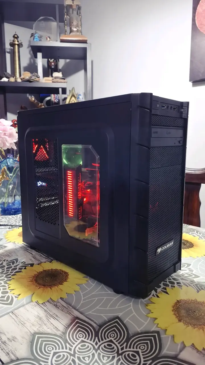 PC Gamer Cougar con iluminación LED - 1