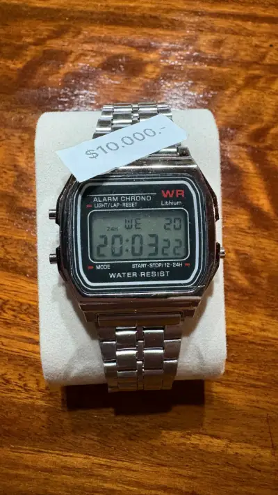 Reloj digital resistente al agua con alarma - miniatura 1