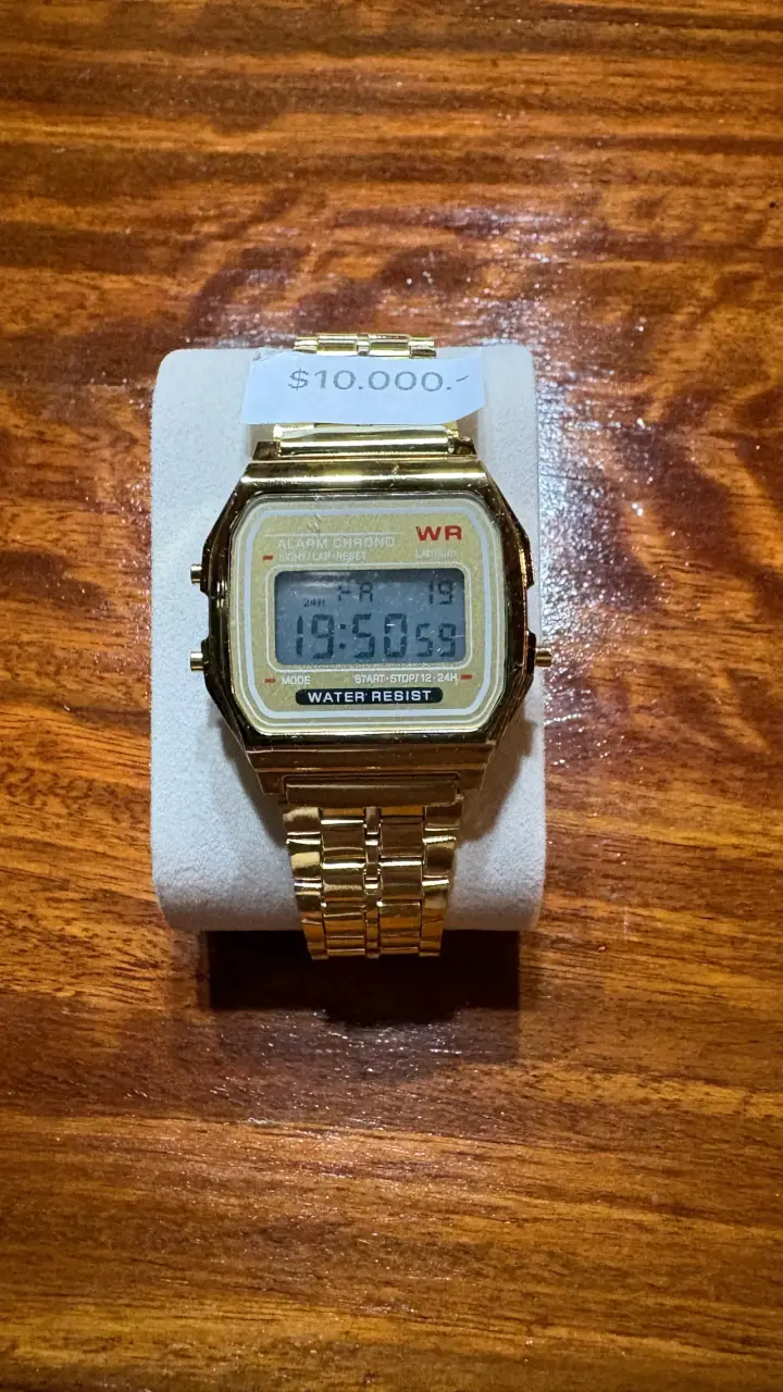 Reloj digital dorado resistente al agua - 1