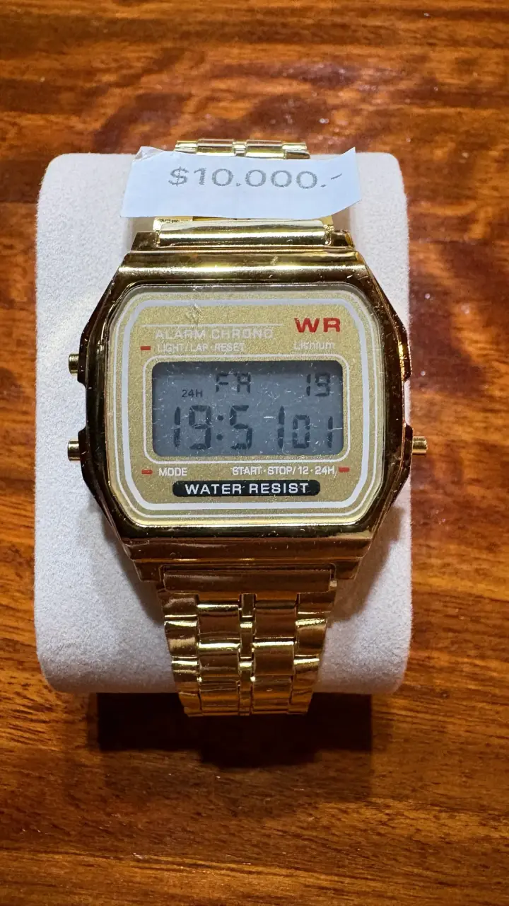Reloj digital dorado resistente al agua - 2