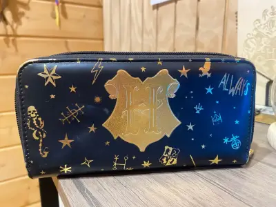 Billetera de harry poter con diseño dorado - miniatura 1