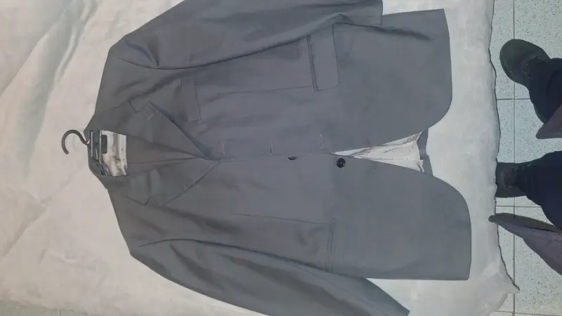 Traje gris para hombre en buen estado