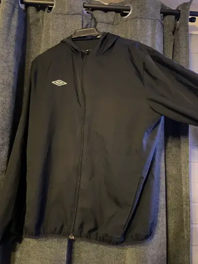 Chaqueta cortaviento negra Umbro con capucha - miniatura 1