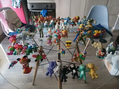 Colección de figuras de acción de personajes animados - miniatura 1