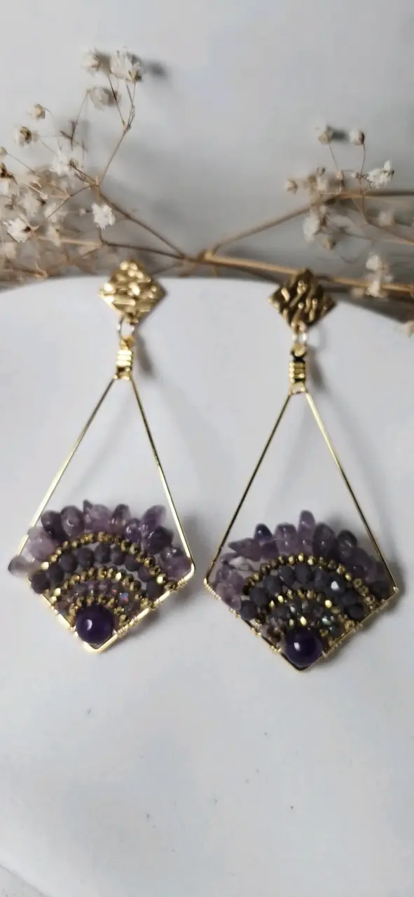 Aros colgantes dorados con piedras moradas - 1