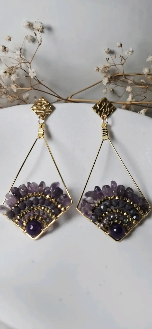Aros colgantes dorados con piedras moradas - 2
