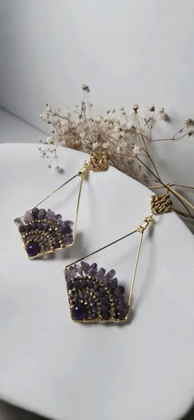 Aros colgantes dorados con piedras moradas - miniatura 3