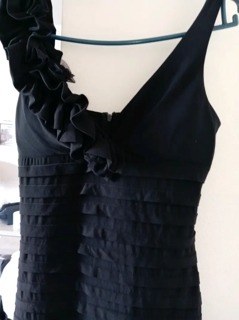 Vestido negro elegante con volantes - 3