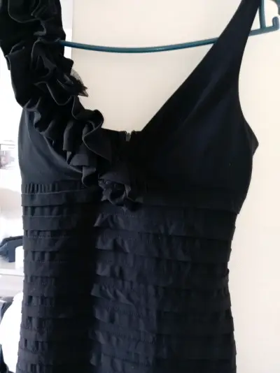 Vestido negro elegante con volantes - miniatura 3