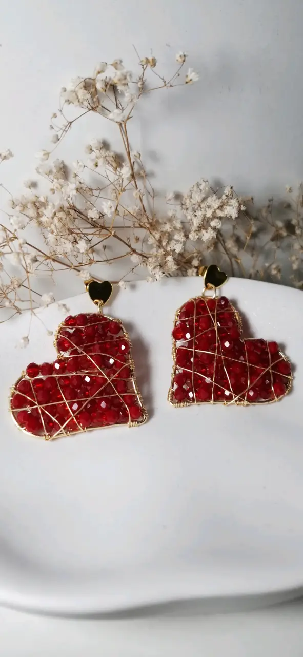 Aros de corazón rojo con cuentas y alambre dorado - 1
