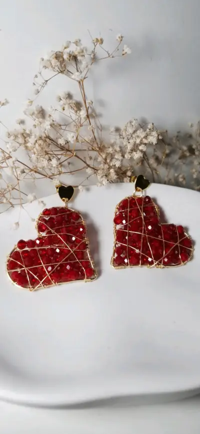 Aros de corazón rojo con cuentas y alambre dorado - miniatura 1