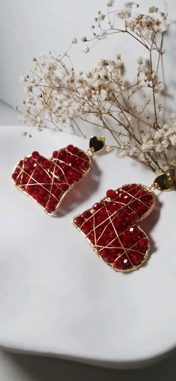 Aros de corazón rojo con cuentas y alambre dorado - 2