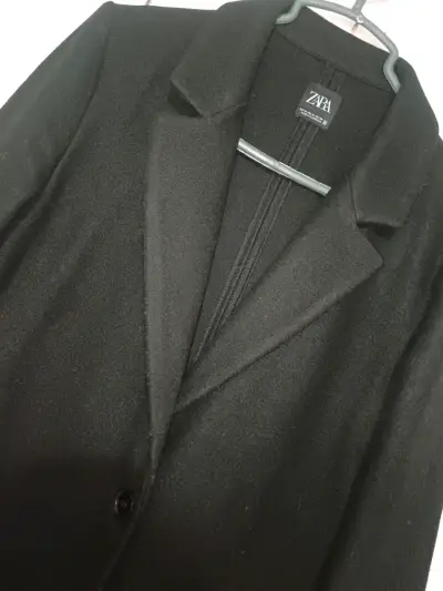 Abrigo negro elegante Zara para mujer - miniatura 1