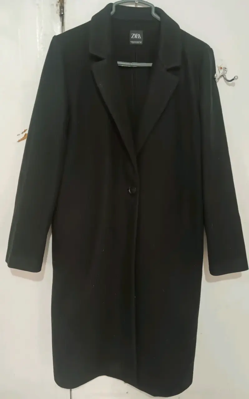 Abrigo negro elegante Zara para mujer - 3