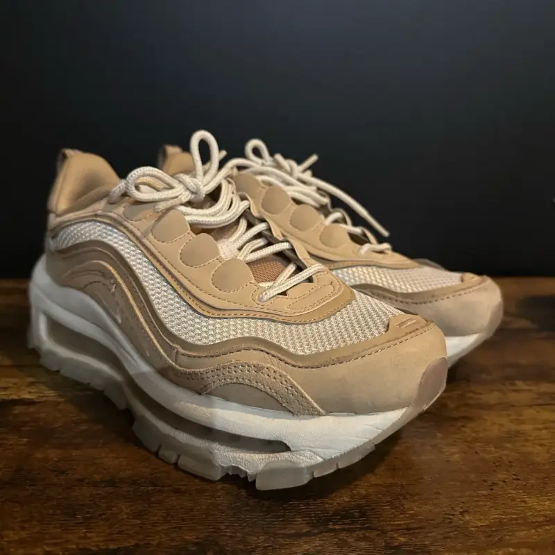 Zapatillas nike beige con diseño moderno - 1
