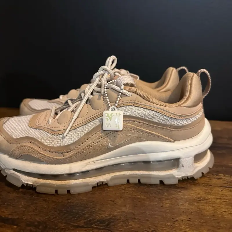 Zapatillas nike beige con diseño moderno - 2