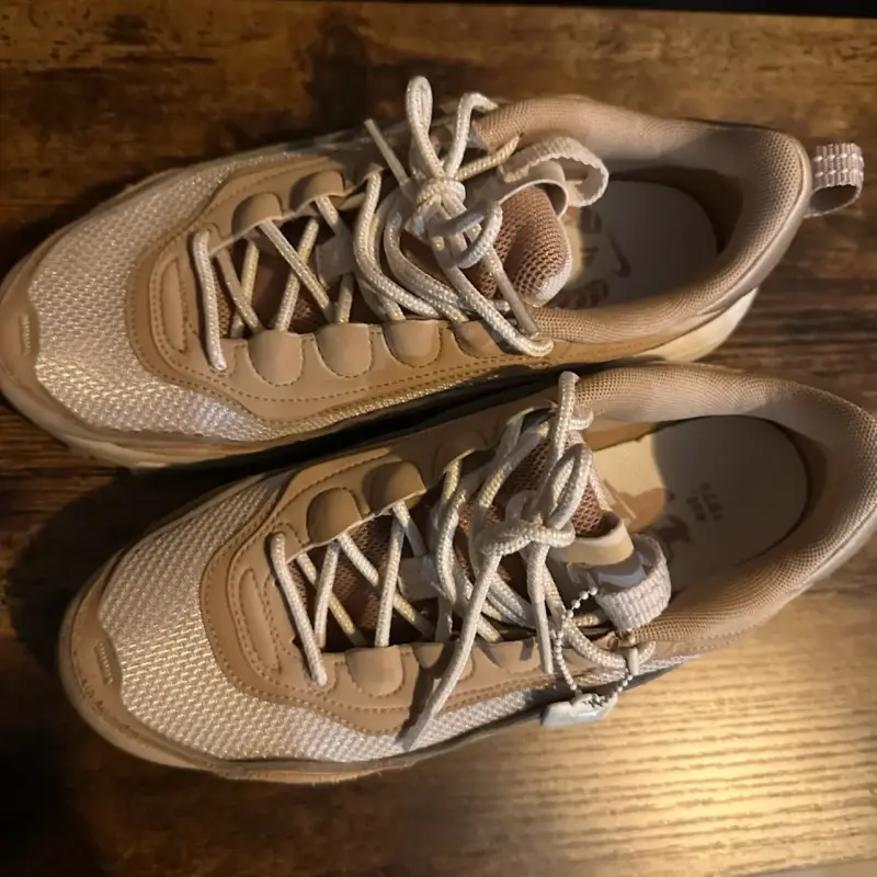 Zapatillas nike beige con diseño moderno - 3