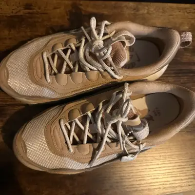 Zapatillas nike beige con diseño moderno - miniatura 3